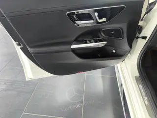 Mercedes-Benz C-Class 2024 C 260 L Versión deportiva interior foto 11