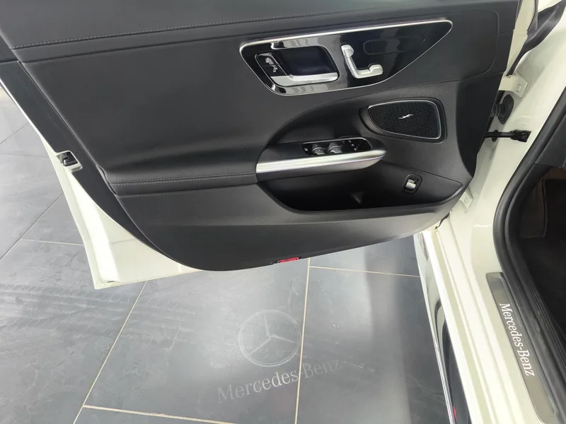 Mercedes-Benz C-Class 2024 C 260 L Versión deportiva interior foto 11