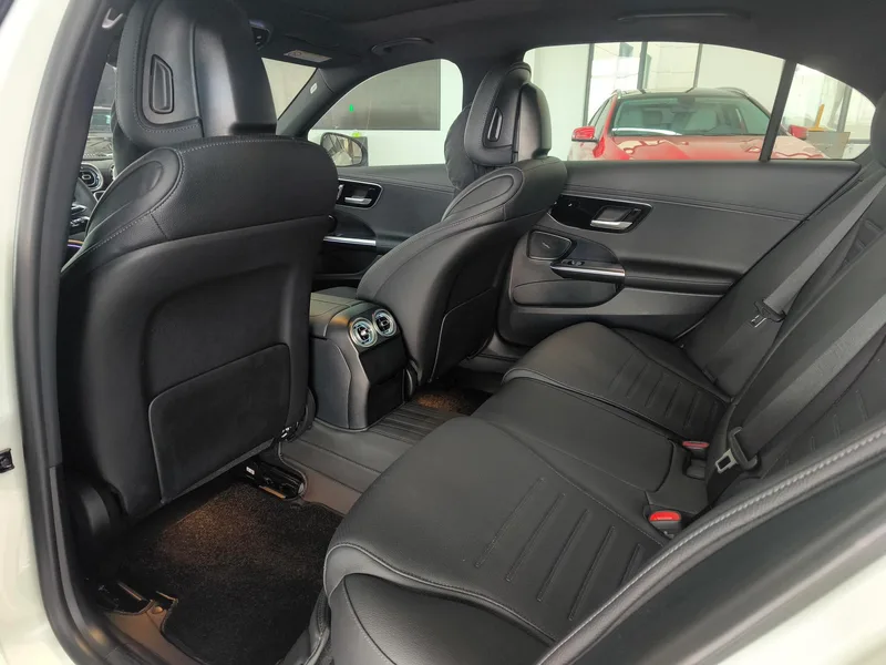 Mercedes-Benz C-Class 2024 C 260 L Versión deportiva interior foto 12