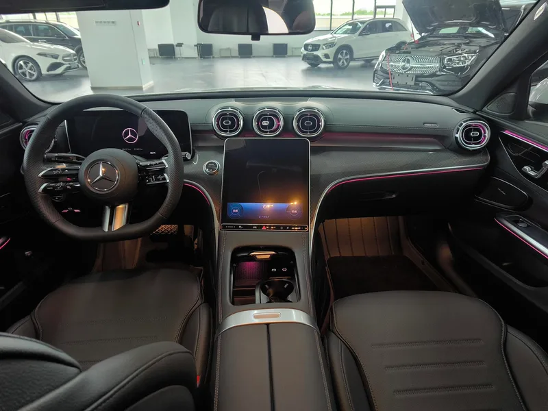 Mercedes-Benz C-Class 2024 C 260 L Versión deportiva interior foto 13