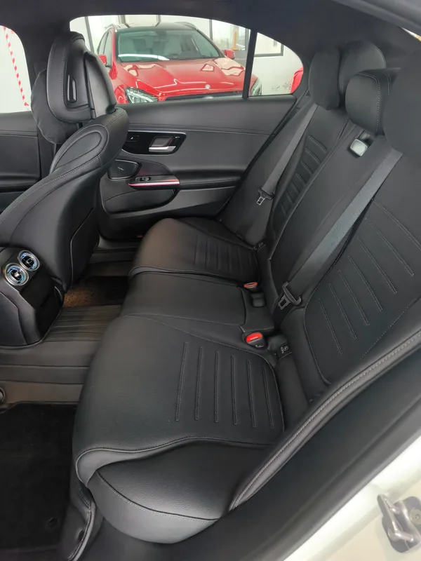 Mercedes-Benz C-Class 2024 C 260 L Versión deportiva interior foto 14