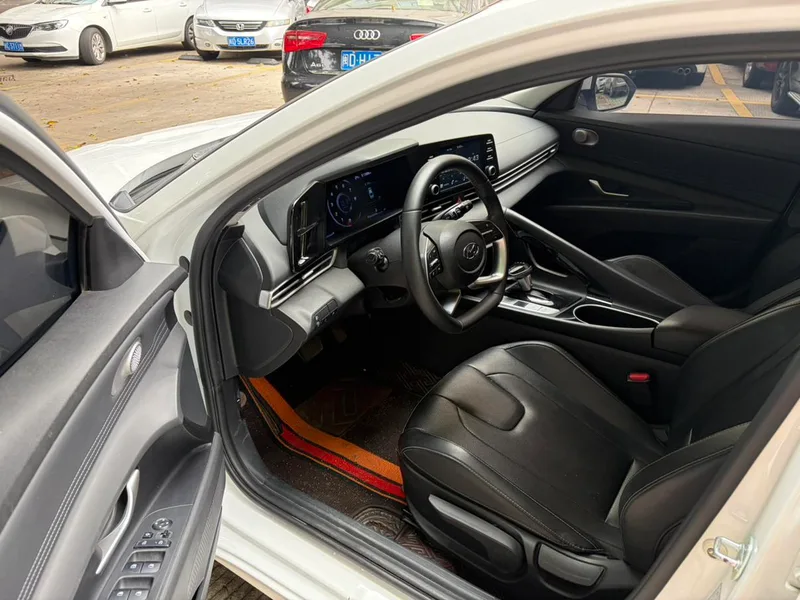 Hyundai Elantra 2022 1.5L CVT GLX Elite Edition interior photo 6