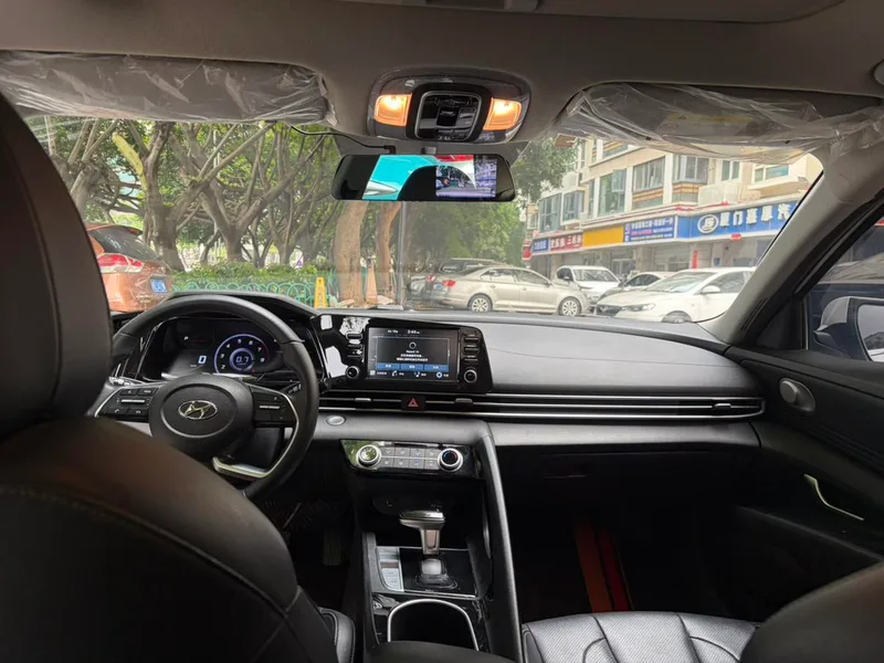 Hyundai Elantra 2022 1.5L CVT GLX Elite Edition interior photo 9