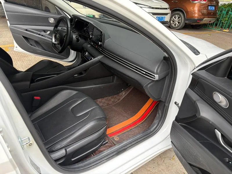 Hyundai Elantra 2022 1.5L CVT GLX Elite Edition interior photo 10