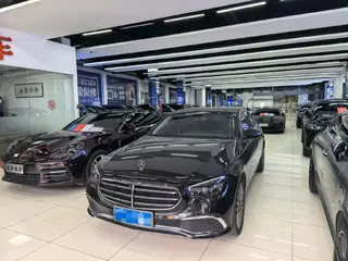 Mercedes-Benz E-Class 2023 E 300 L De lujo Coche exterior foto 1 Mercedes-Benz E-Class 2023 E 300 L De lujo Coche exterior foto 1