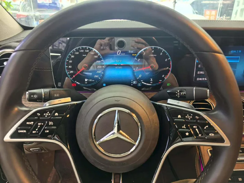 Mercedes-Benz E-Class 2023 E 300 L De lujo Coche interior foto 6 Mercedes-Benz E-Class 2023 E 300 L De lujo Coche interior foto 6