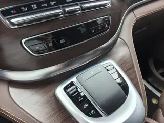 Mercedes-Benz V-Class 2022 V 260 Version pilote intérieur photo 14 Mercedes-Benz V-Class 2022 V 260 Version pilote intérieur photo 14