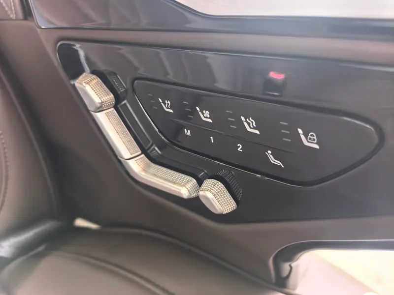 Mercedes-Benz V-Class 2022 V 260 Version pilote intérieur photo 18 Mercedes-Benz V-Class 2022 V 260 Version pilote intérieur photo 18