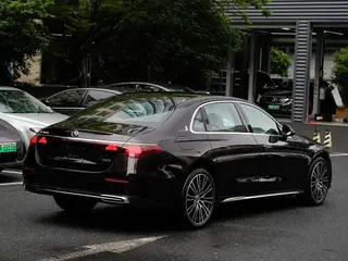 Mercedes-Benz E-Class 2024 E 300 L Finition premium Voiture extérieur photo 4