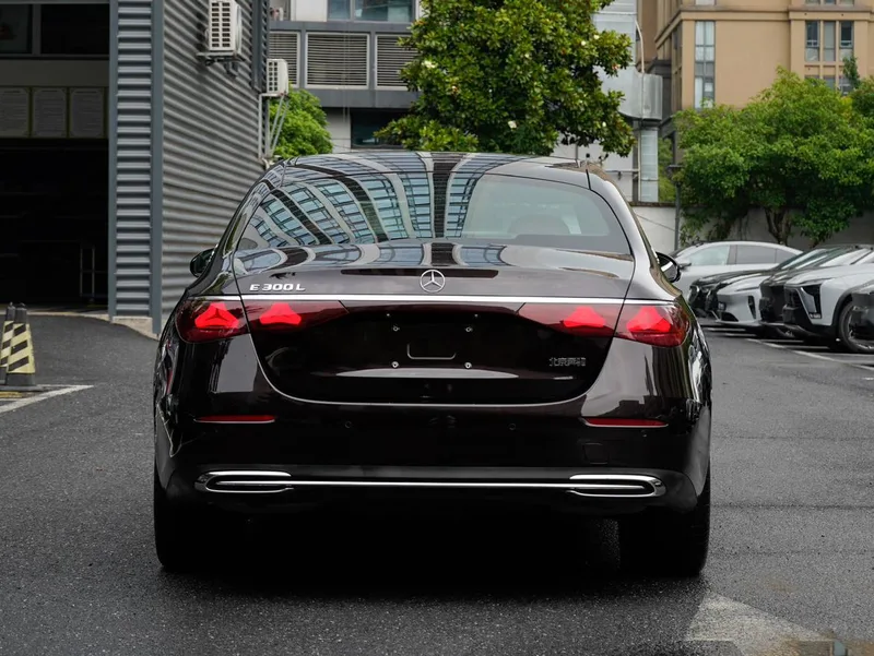 Mercedes-Benz E-Class 2024 E 300 L Finition premium Voiture extérieur photo 6