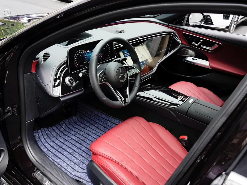Mercedes-Benz E-Class 2024 E 300 L Finition premium Voiture intérieur photo 10