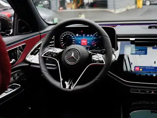 Mercedes-Benz E-Class 2024 E 300 L Finition premium Voiture intérieur photo 14
