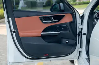 Mercedes-Benz C-Class 2023 C 200 L Sports version interior photo 19 Mercedes-Benz C-Class 2023 C 200 L Sports version interior photo 19