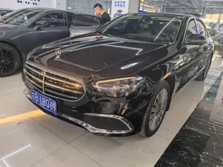 Mercedes-Benz E-Class 2022 Segundo cambio E 300 L Estilo de moda Coche exterior foto 1 Mercedes-Benz E-Class 2022 Segundo cambio E 300 L Estilo de moda Coche exterior foto 1