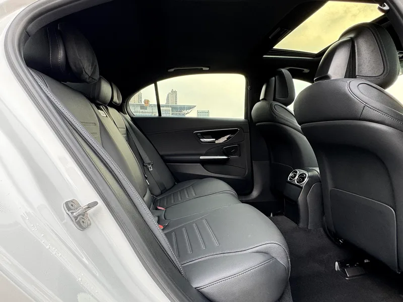 Mercedes-Benz C-Class 2024 C 200 L Version sportive intérieur photo 12 Mercedes-Benz C-Class 2024 C 200 L Version sportive intérieur photo 12