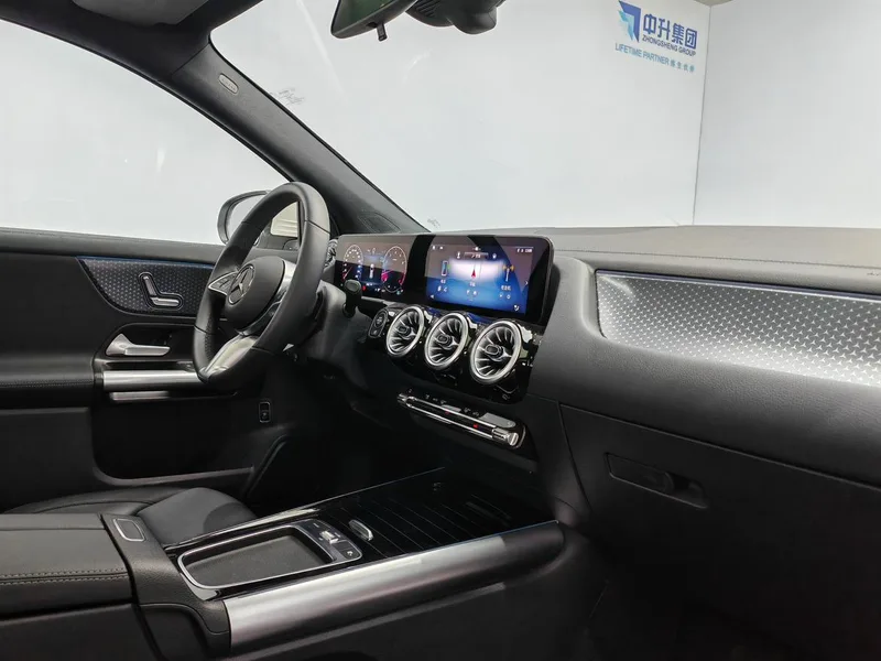 Mercedes-Benz GLA 2024 GLA 200 interior photo 16 Mercedes-Benz GLA 2024 GLA 200 interior photo 16
