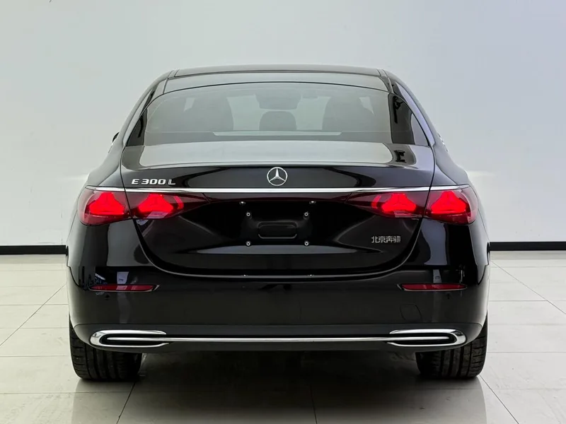 Mercedes-Benz E-Class 2024 E 300 L Fashionable Passenger car interior photo 17 Mercedes-Benz E-Class 2024 E 300 L Fashionable Passenger car interior photo 17