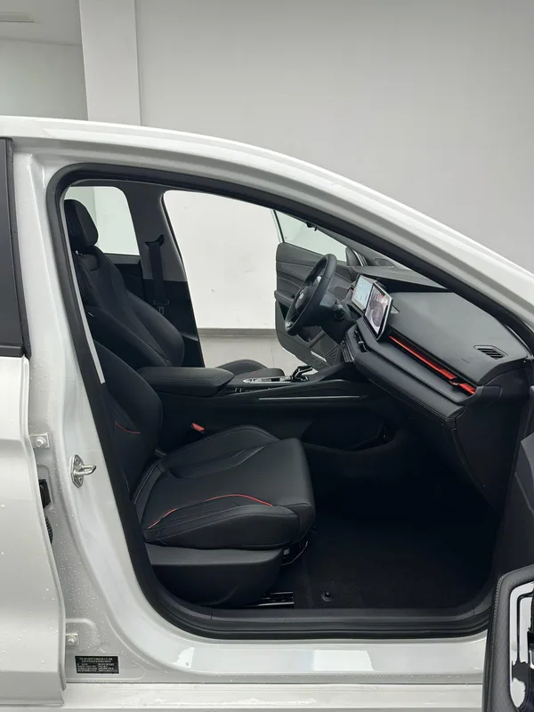 Geely Binrui 2024 Binrui COOL 1.5T DCT Edición Dragón exterior foto 4 Geely Binrui 2024 Binrui COOL 1.5T DCT Edición Dragón exterior foto 4
