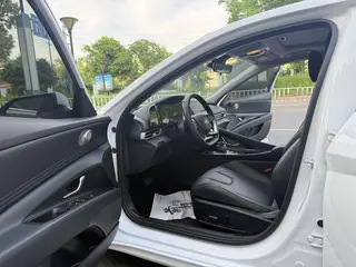 Hyundai Elantra 2023 1.5L CVT LUX Premium Edition interior photo 6