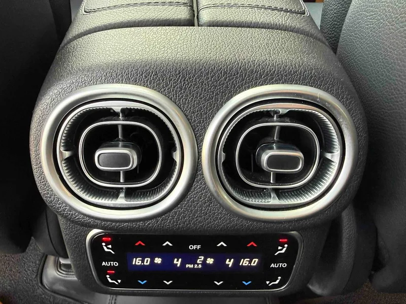 Mercedes-Benz GLC 2024 GLC 300 L 4MATIC Dynamic 5 seat interior photo 18