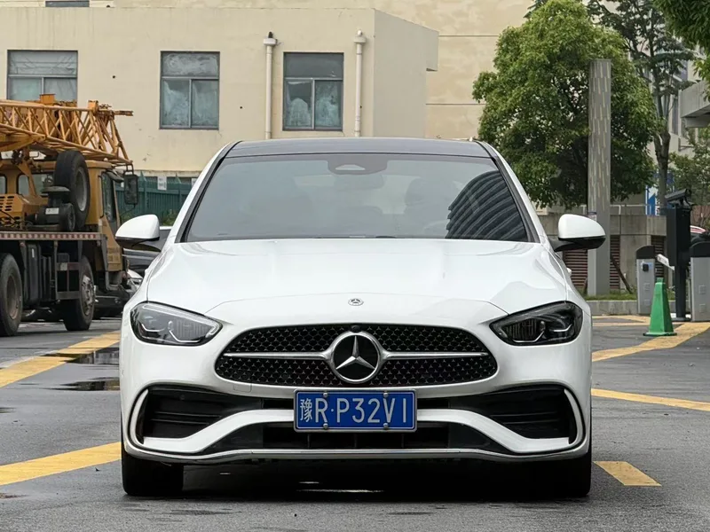 Mercedes-Benz C-Class 2024 C 200 L Versión deportiva exterior foto 2