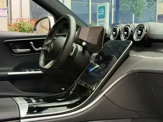 Mercedes-Benz C-Class 2024 C 200 L Versión deportiva interior foto 6