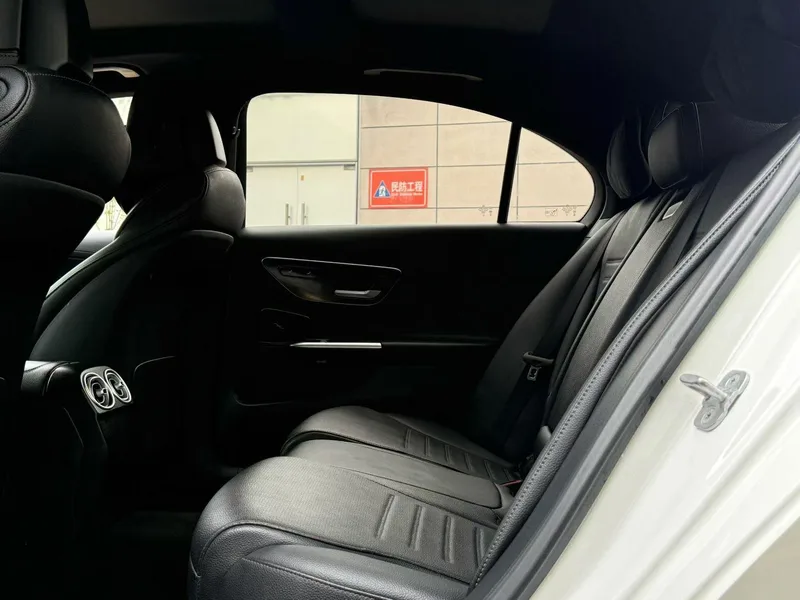 Mercedes-Benz C-Class 2024 C 200 L Versión deportiva interior foto 8
