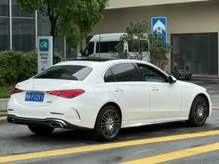 Mercedes-Benz C-Class 2024 C 200 L Versión deportiva interior foto 9