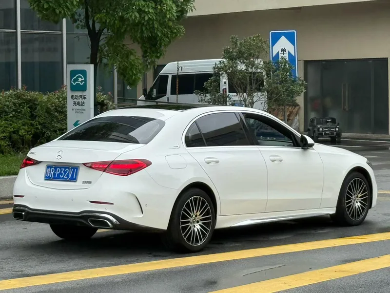 Mercedes-Benz C-Class 2024 C 200 L Versión deportiva interior foto 9