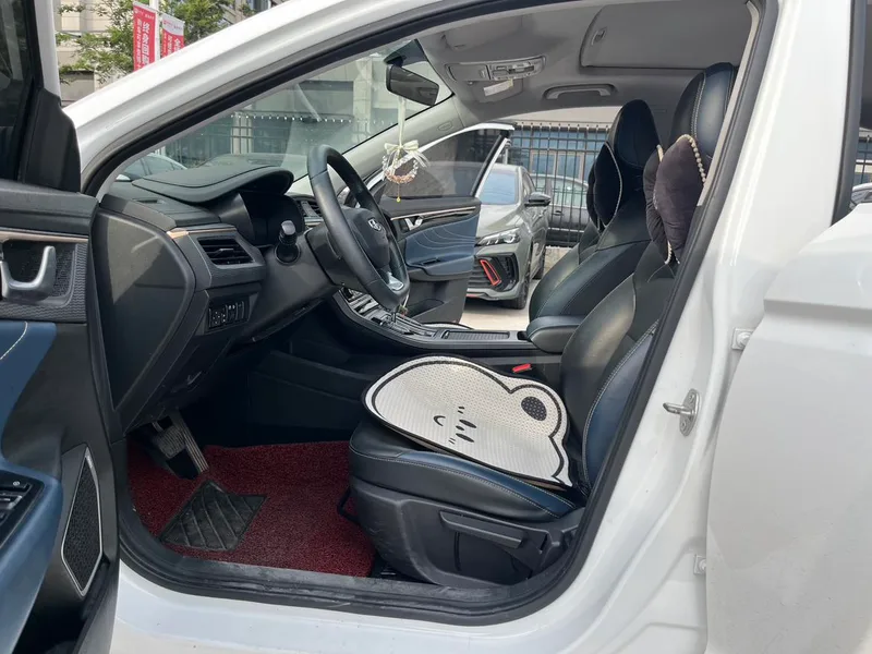 Geely Emgrand GL 2021 UP 1.4T CVT Tipo de collar interior foto 14 Geely Emgrand GL 2021 UP 1.4T CVT Tipo de collar interior foto 14