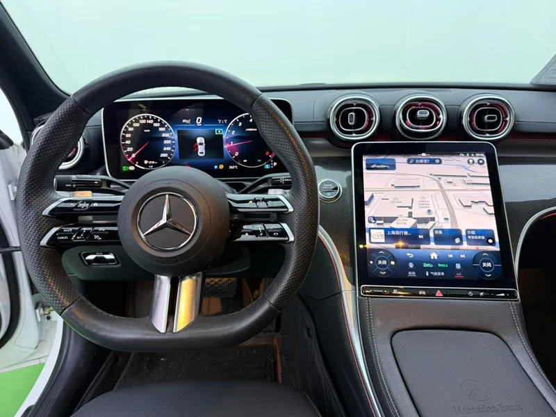 Mercedes-Benz C-Class 2024 C 260 L Versión deportiva interior foto 11