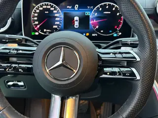 Mercedes-Benz C-Class 2024 C 260 L Versión deportiva interior foto 12