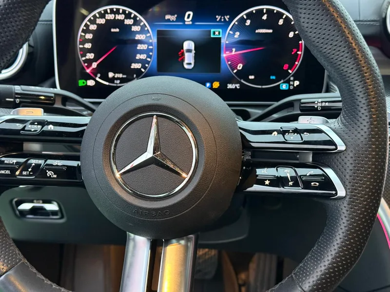 Mercedes-Benz C-Class 2024 C 260 L Versión deportiva interior foto 12