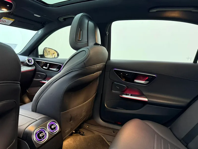 Mercedes-Benz C-Class 2024 C 260 L Versión deportiva interior foto 15