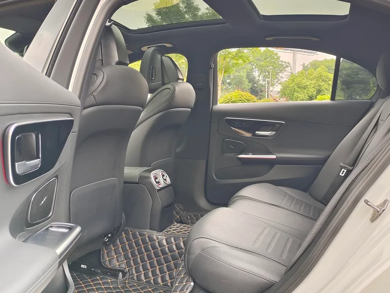 Mercedes-Benz C-Class 2023 Second change C 260 L Sports version interior photo 15 Mercedes-Benz C-Class 2023 Second change C 260 L Sports version interior photo 15