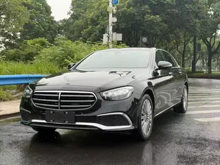 Mercedes-Benz E-Class 2023 E 300 L Estilo de moda Coche exterior foto 1