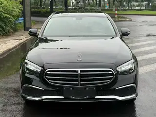 Mercedes-Benz E-Class 2023 E 300 L Estilo de moda Coche exterior foto 2