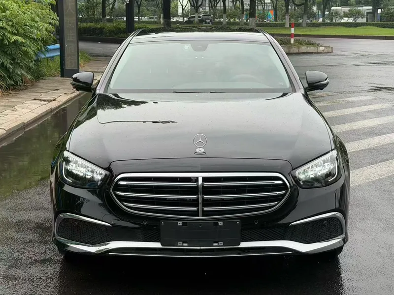 Mercedes-Benz E-Class 2023 E 300 L Estilo de moda Coche exterior foto 2