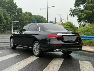 Mercedes-Benz E-Class 2023 E 300 L Estilo de moda Coche exterior foto 3
