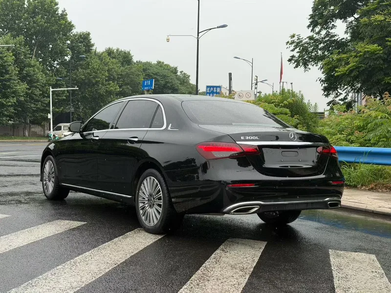 Mercedes-Benz E-Class 2023 E 300 L Estilo de moda Coche exterior foto 3