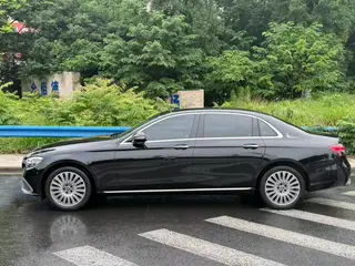 Mercedes-Benz E-Class 2023 E 300 L Estilo de moda Coche exterior foto 4