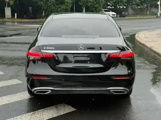 Mercedes-Benz E-Class 2023 E 300 L Estilo de moda Coche exterior foto 5
