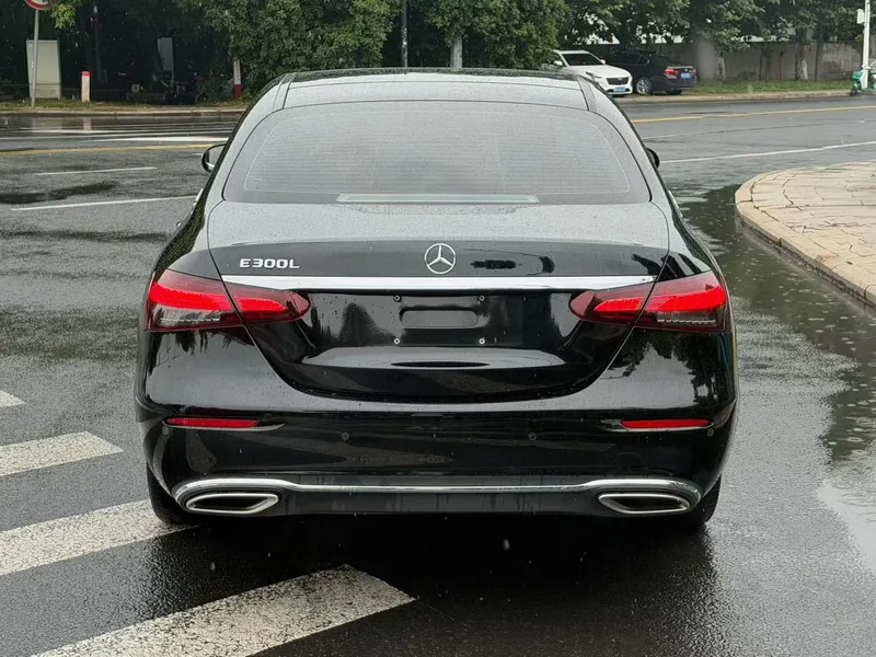 Mercedes-Benz E-Class 2023 E 300 L Estilo de moda Coche exterior foto 5