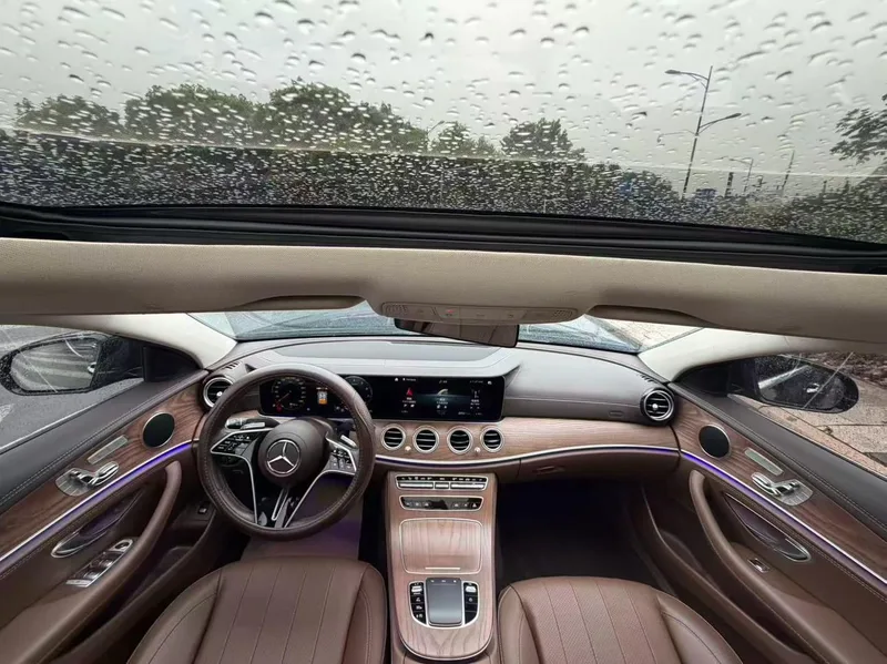 Mercedes-Benz E-Class 2023 E 300 L Estilo de moda Coche interior foto 6