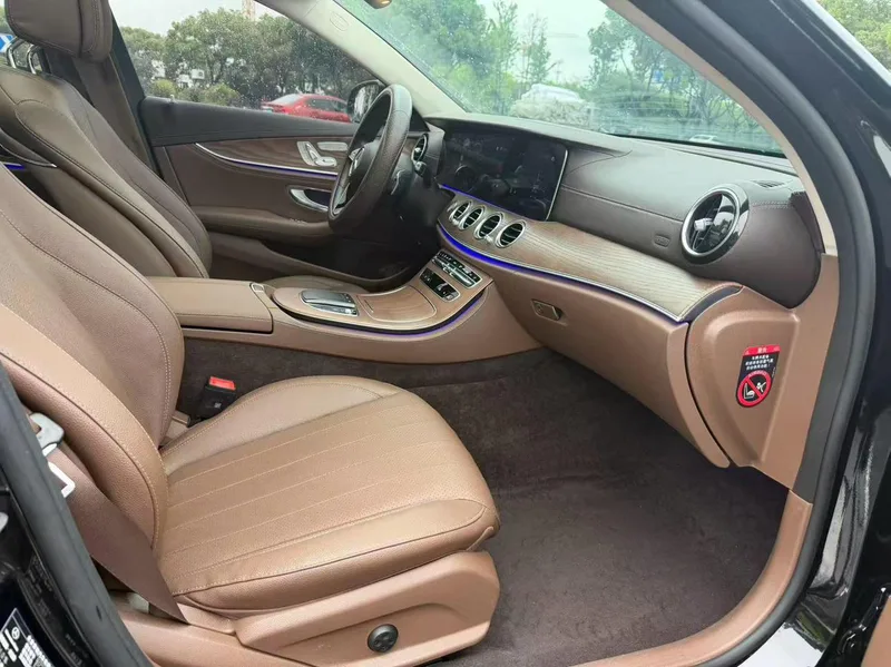 Mercedes-Benz E-Class 2023 E 300 L Estilo de moda Coche interior foto 7