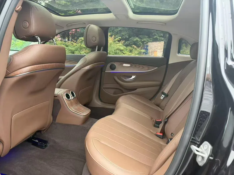 Mercedes-Benz E-Class 2023 E 300 L Estilo de moda Coche interior foto 8