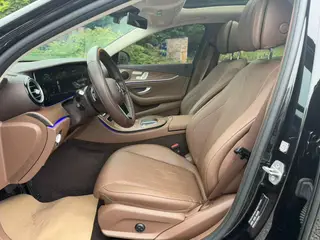Mercedes-Benz E-Class 2023 E 300 L Estilo de moda Coche interior foto 9