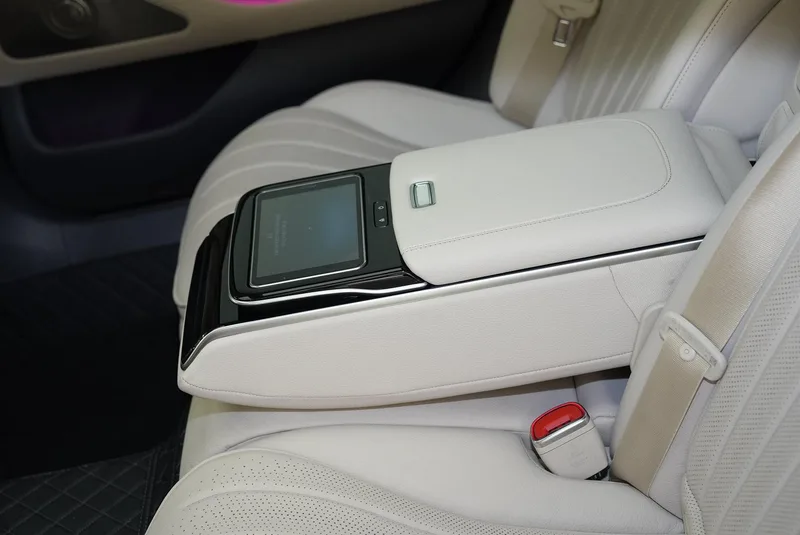 Mercedes-Benz S-Class 2023 S 450 L 4MATIC interior photo 17 Mercedes-Benz S-Class 2023 S 450 L 4MATIC interior photo 17