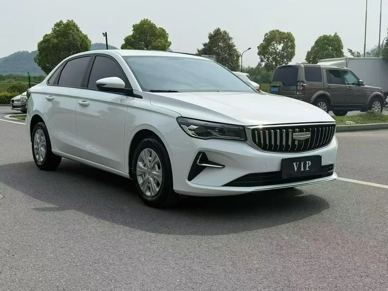 Geely Emgrand 2025 4.ª generación 1.5L Versión Longteng manual exterior foto 3 Geely Emgrand 2025 4.ª generación 1.5L Versión Longteng manual exterior foto 3