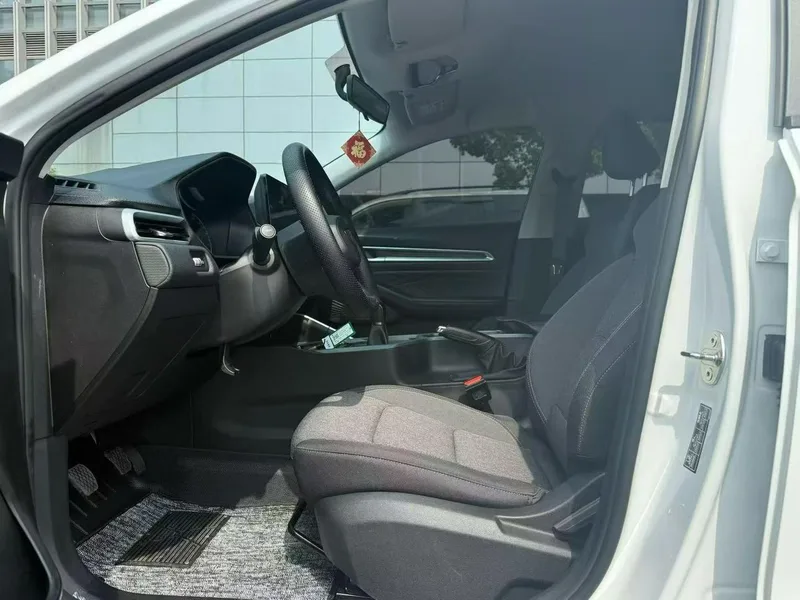 Geely Emgrand 2025 4.ª generación 1.5L Versión Longteng manual interior foto 7 Geely Emgrand 2025 4.ª generación 1.5L Versión Longteng manual interior foto 7